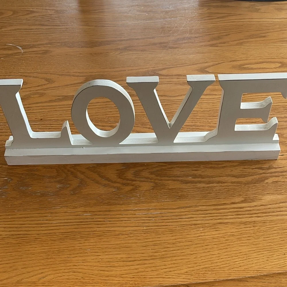 White LOVE Wall Decor 🌺